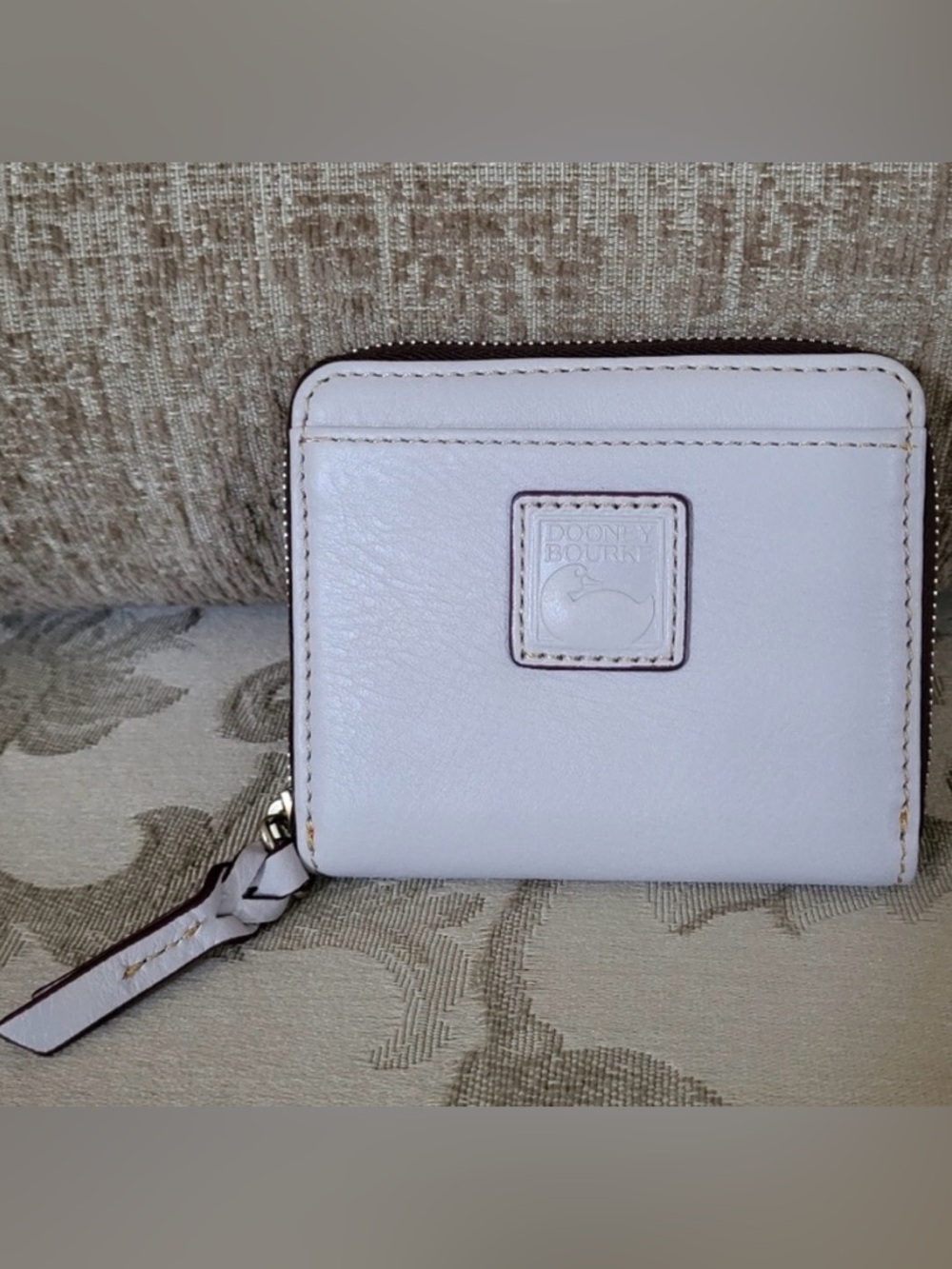 Dooney & Bourke Ecru Cream Ivory White Zip Around Florentine Leather Wallet EUC